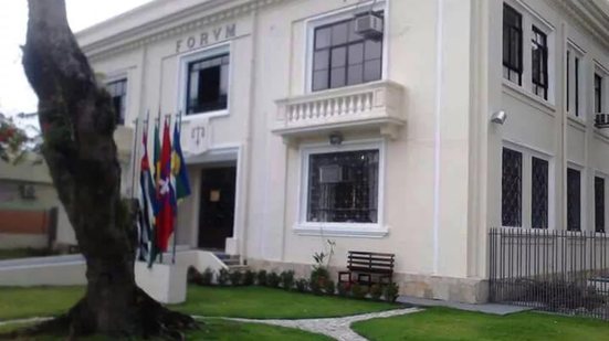 Após uma discussão, vigilante ataca mulher com faca e, em seguida, se suicida no Fórum, chocando a comunidade local - Foto: G1 Santos