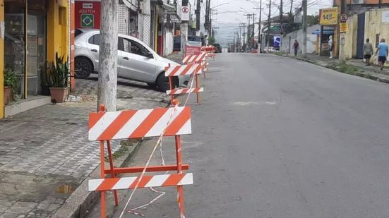 Intervenção da Sabesp na Rua Frei Gaspar exige atenção dos motoristas e rotas alternativas para o Centro de São Vicente - Foto: Carlos Nogueira/ AT