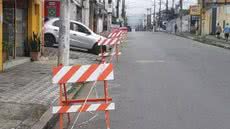Intervenção da Sabesp na Rua Frei Gaspar exige atenção dos motoristas e rotas alternativas para o Centro de São Vicente - Foto: Carlos Nogueira/ AT