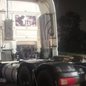 Policiais militares realizam abordagem após caminhão trafegar na contramão, resultando na prisão do motorista por embriaguez - Imagem: Reprodução