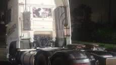 Policiais militares realizam abordagem após caminhão trafegar na contramão, resultando na prisão do motorista por embriaguez - Imagem: Reprodução