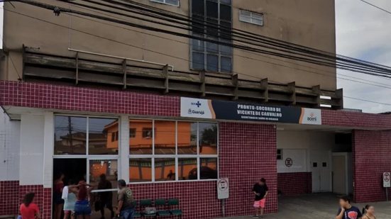 Intervenção policial foi necessária após paciente agredir equipe de saúde em Guarujá, destacando a importância da segurança nas unidades - Foto: Reprodução/ Google Street View
