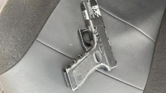 Durante patrulhamento, GCM detém dupla e encontra réplica de arma, ligando-os a roubo de bicicleta em Aparecida - Foto: Divulgação/ Prefeitura de Santos