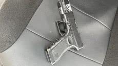 Durante patrulhamento, GCM detém dupla e encontra réplica de arma, ligando-os a roubo de bicicleta em Aparecida - Foto: Divulgação/ Prefeitura de Santos