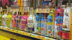 A operação em Cubatão resultou na apreensão de 47 garrafas de bebidas destiladas sem nota fiscal, preocupando moradores da região - Foto: Divulgação/ Prefeitura de Cubatão