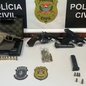 Agentes da Polícia Civil realizam operação e apreendem armas de uso restrito em dois endereços na cidade - Foto: Divulgação/ Polícia Civil
