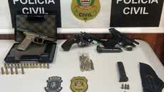 Agentes da Polícia Civil realizam operação e apreendem armas de uso restrito em dois endereços na cidade - Foto: Divulgação/ Polícia Civil