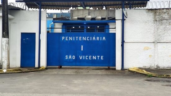 Um detento aproveitou o movimento de visitantes para escapar da Penitenciária 1 de São Vicente, e as buscas continuam sem sucesso - Foto: Andressa Lara / Santa Cecília TV