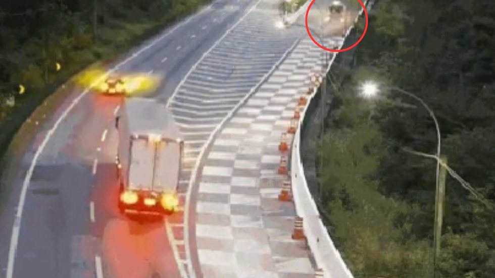 Um motorista ágil e uma área de escape garantiram a segurança após carreta perder os freios na Serra do Cafezal. - Imagem: Reprodução