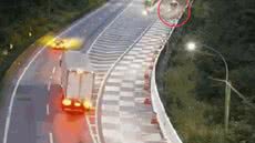 Um motorista ágil e uma área de escape garantiram a segurança após carreta perder os freios na Serra do Cafezal. - Imagem: Reprodução