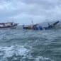 Um barco de pesca ficou à deriva após bater em banco de areia, mas a solidariedade dos pescadores evitou um desastre maior - Imagem: Reprodução
