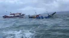 Um barco de pesca ficou à deriva após bater em banco de areia, mas a solidariedade dos pescadores evitou um desastre maior - Imagem: Reprodução