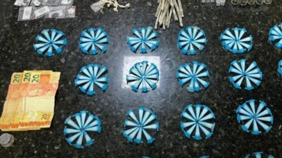 Um adolescente de 15 anos foi apreendido com uma grande quantidade de entorpecentes em Praia Grande, após tentativa de fuga da polícia - Foto: Divulgação/ Polícia Militar