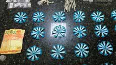 Um adolescente de 15 anos foi apreendido com uma grande quantidade de entorpecentes em Praia Grande, após tentativa de fuga da polícia - Foto: Divulgação/ Polícia Militar