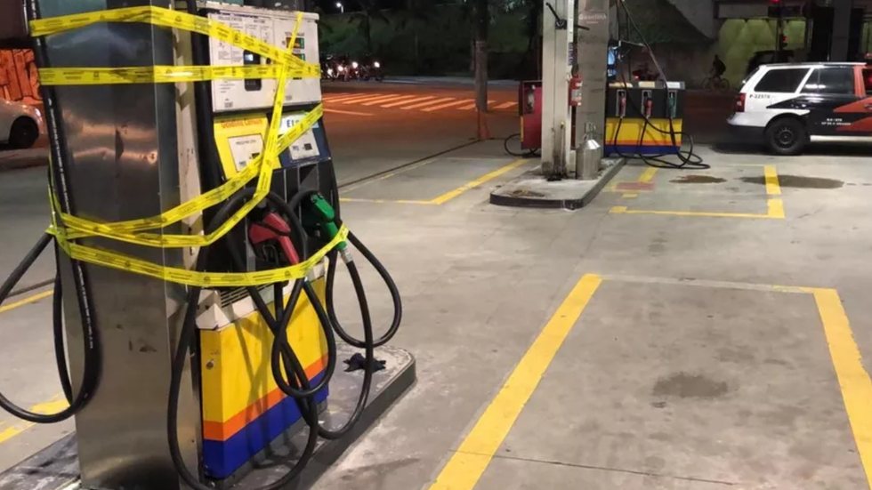 Dois postos de Praia Grande continuam lacrados após autuações da ANP por irregularidades na venda de combustíveis - Imagem: Reprodução