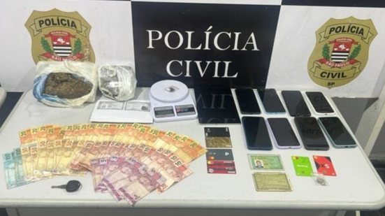 Polícia encontrou maconha, balança de precisão e dinheiro durante buscas em vários endereços da cidade - Imagem: Reprodução