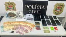 Polícia encontrou maconha, balança de precisão e dinheiro durante buscas em vários endereços da cidade - Imagem: Reprodução