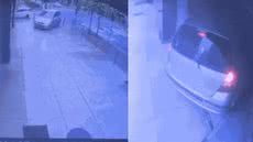 Câmeras de segurança registram momento em que carro invade clínica em Santos e motorista foge - Imagem: Reprodução