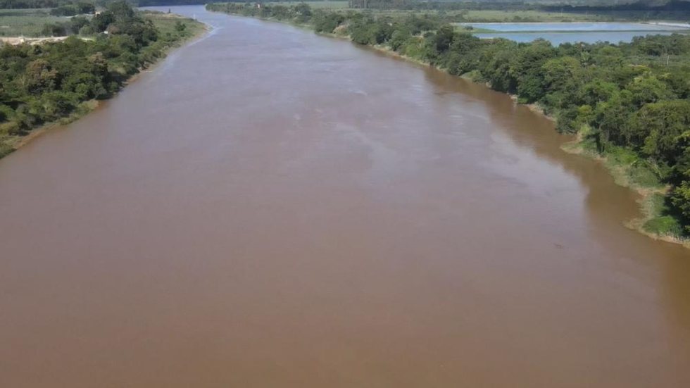 Jovem desapareceu após um acidente na ponte, e as buscas seguem com dificuldades devido à correnteza do rio - Foto: Fagner Vieira