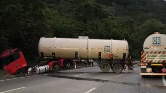 Equipes da Ecovias e da Polícia Militar Rodoviária realizaram uma operação complexa para remover a carreta que bloqueava todas as faixas da pista - Imagem: Reprodução