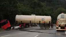 Equipes da Ecovias e da Polícia Militar Rodoviária realizaram uma operação complexa para remover a carreta que bloqueava todas as faixas da pista - Imagem: Reprodução