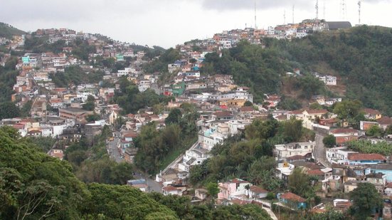Um adolescente de 17 anos foi baleado durante uma troca de tiros com a Polícia Militar em Santos, em uma área conhecida pelo tráfico - Foto: Marcelo Martins/ Arquivo