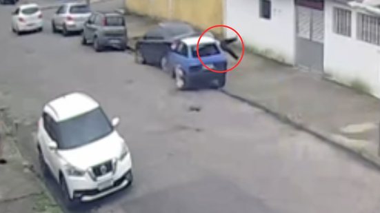 Imagens de segurança registram momento do atropelamento em Guarujá, onde um carro azul avança descontrolado e atinge um homem - Imagem: Reprodução