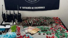 Uma denúncia levou a uma operação policial no Morro do Jabaquara, resultando na prisão de dois homens e na apreensão de drogas - Imagem: Reprodução