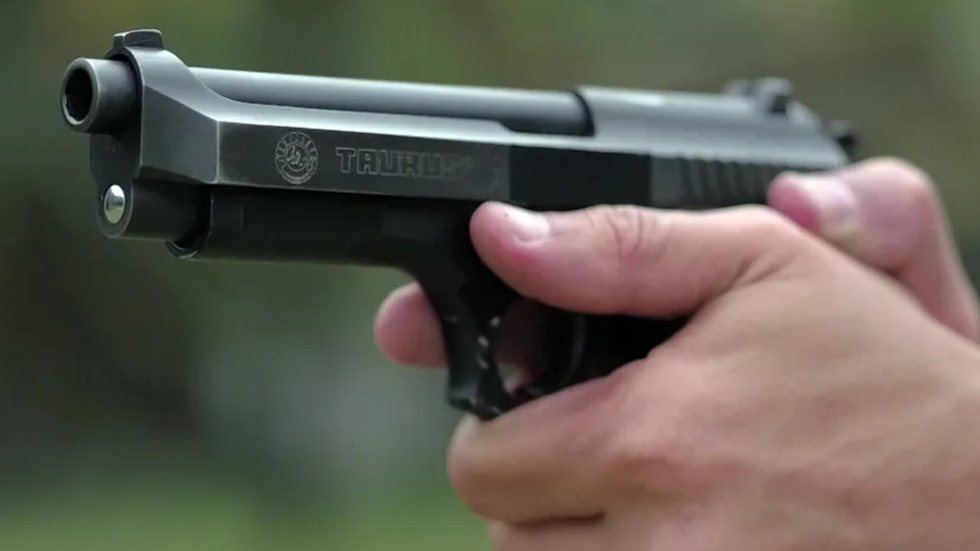 Advogados demonstraram que munição usada no ferimento do caminhoneiro era diferente da utilizada pela polícia, levando à absolvição - Foto: Reprodução/ Fantástico