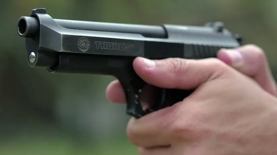 Advogados demonstraram que munição usada no ferimento do caminhoneiro era diferente da utilizada pela polícia, levando à absolvição - Foto: Reprodução/ Fantástico