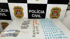 As drogas apreendidas foram encaminhadas para análise pericial, enquanto o adolescente permanece sob custódia das autoridades - Imagem: Reprodução
