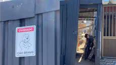 O ataque ocorreu em um terreno com casas em construção, onde o pit bull, cão de guarda, reagiu à presença do intruso - Foto: Marcela Damore/TV Tribuna