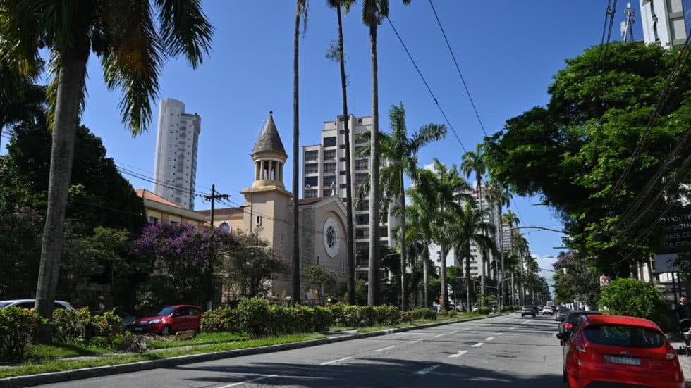 Um acidente envolvendo três carros causou bloqueio em duas faixas da Avenida Ana Costa, complicando o trânsito na manhã de segunda-feira - Foto: Henrique Teixeira