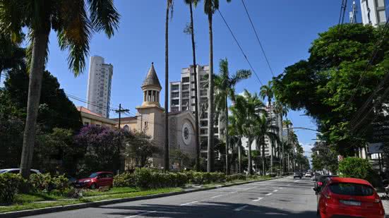 Um acidente envolvendo três carros causou bloqueio em duas faixas da Avenida Ana Costa, complicando o trânsito na manhã de segunda-feira - Foto: Henrique Teixeira
