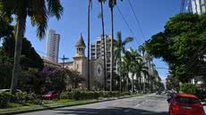 Um acidente envolvendo três carros causou bloqueio em duas faixas da Avenida Ana Costa, complicando o trânsito na manhã de segunda-feira - Foto: Henrique Teixeira