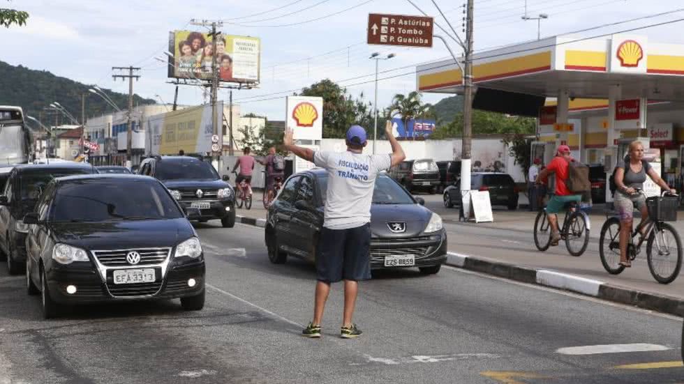 A Prefeitura de Guarujá deve manter fiscalização, mas não pode mais cobrar taxas para entrada de veículos de turismo - Imagem: Reprodução