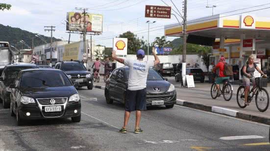 A Prefeitura de Guarujá deve manter fiscalização, mas não pode mais cobrar taxas para entrada de veículos de turismo - Imagem: Reprodução
