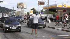 A Prefeitura de Guarujá deve manter fiscalização, mas não pode mais cobrar taxas para entrada de veículos de turismo - Imagem: Reprodução