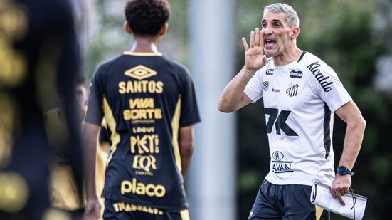 Após 12 jogos sob o comando de Vojvoda, Santos busca sua terceira vitória em clássicos para subir na tabela - Foto: Raul Baretta/ Santos FC