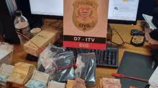 A ação da Polícia Civil resultou na prisão de cinco indivíduos e na recuperação de uma grande quantia em dinheiro, encerrando uma onda de crimes - Foto: Divulgação/ Polícia Civil