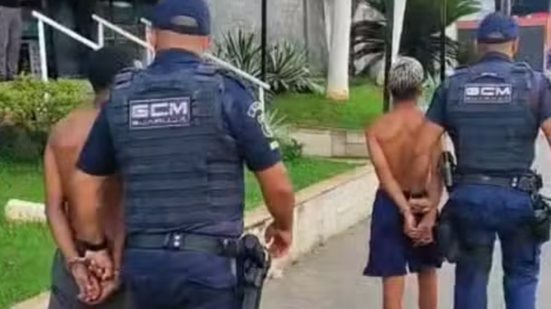 Após o ataque, a Guarda Civil Municipal localizou os suspeitos que tentavam fugir de bicicleta e recuperou alguns pertences - Imagem: Reprodução