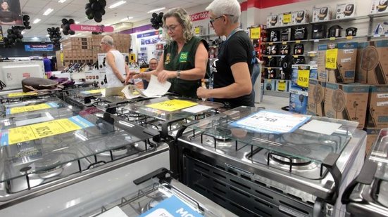 Procon realiza pesquisa de preços para proteger consumidores de promoções enganosas na Black Friday em Santos - Foto: Prefeitura de Santos