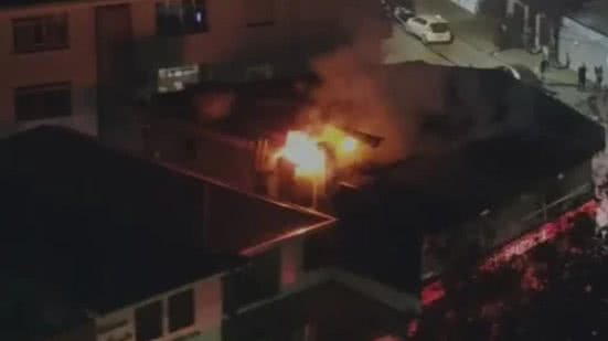 O Corpo de Bombeiros atuou rapidamente com quatro caminhões e 11 profissionais para controlar o incêndio na noite de domingo - Imagem: Reprodução