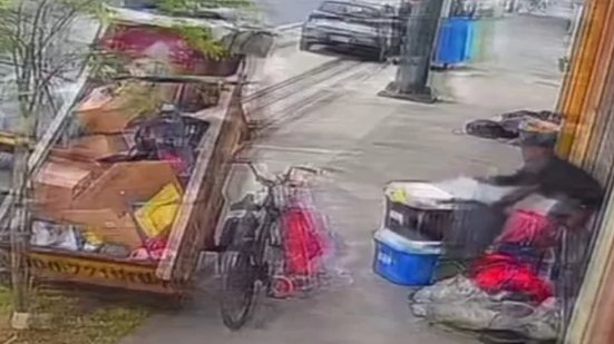 Imagens mostram homens furtando loja em Santos com carroça de mão - Imagem: Reprodução