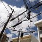 A lei abrange todos os serviços públicos que utilizam fiação aérea, incluindo energia elétrica e telecomunicações, com prazos de adaptação - Imagem: Reprodução