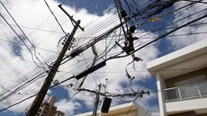 A lei abrange todos os serviços públicos que utilizam fiação aérea, incluindo energia elétrica e telecomunicações, com prazos de adaptação - Imagem: Reprodução