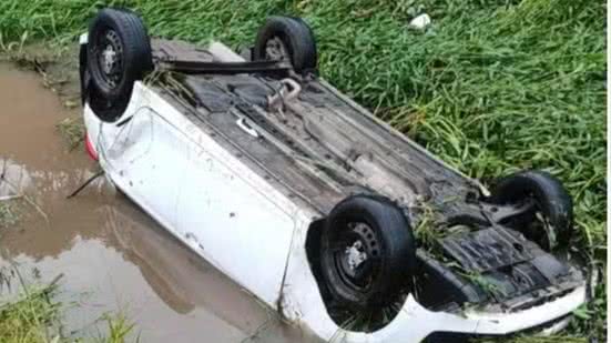 O marido de Divanilda conseguiu sair do carro e a retirou da água - Imagem: Reprodução