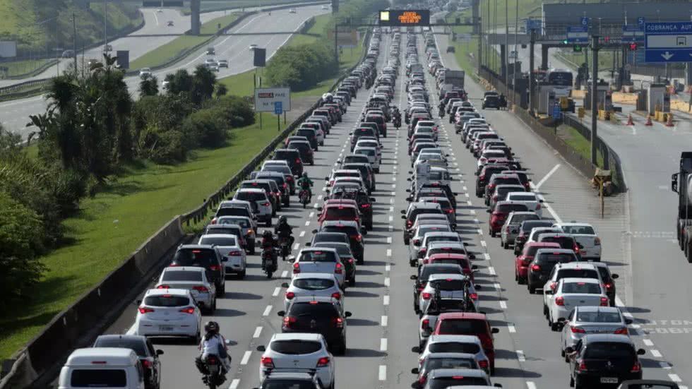 Entre 193 mil e 298 mil veículos devem descer a serra; saiba como evitar congestionamentos - Foto: Nilton Fukuda/ Estadão Conteúdo
