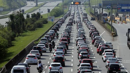 Entre 193 mil e 298 mil veículos devem descer a serra; saiba como evitar congestionamentos - Foto: Nilton Fukuda/ Estadão Conteúdo