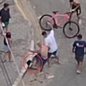 Imagens mostram jovem de 18 anos cercado e agredido por grupo em Praia Grande, levantando questões sobre justiça popular - Imagem: Reprodução